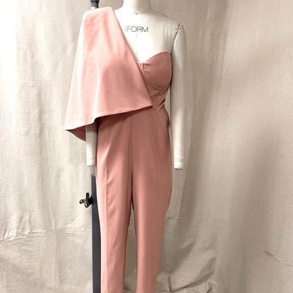 Lavish Alice : gorgeous one shoulder cape jumpsuit in coral - Picture 4 of 5